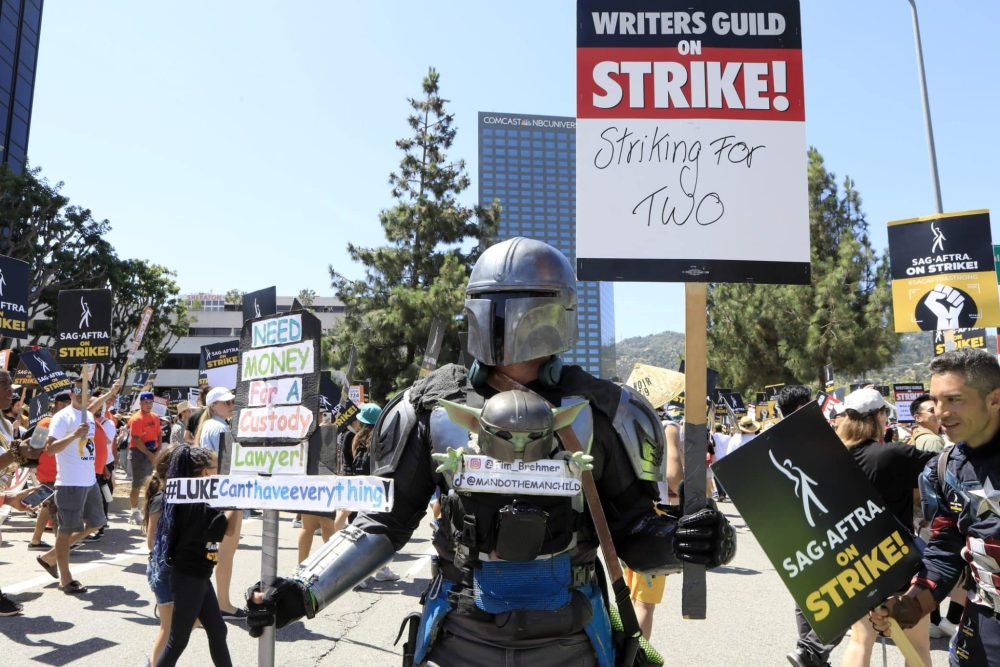 WGA Strike at the Universal Studios