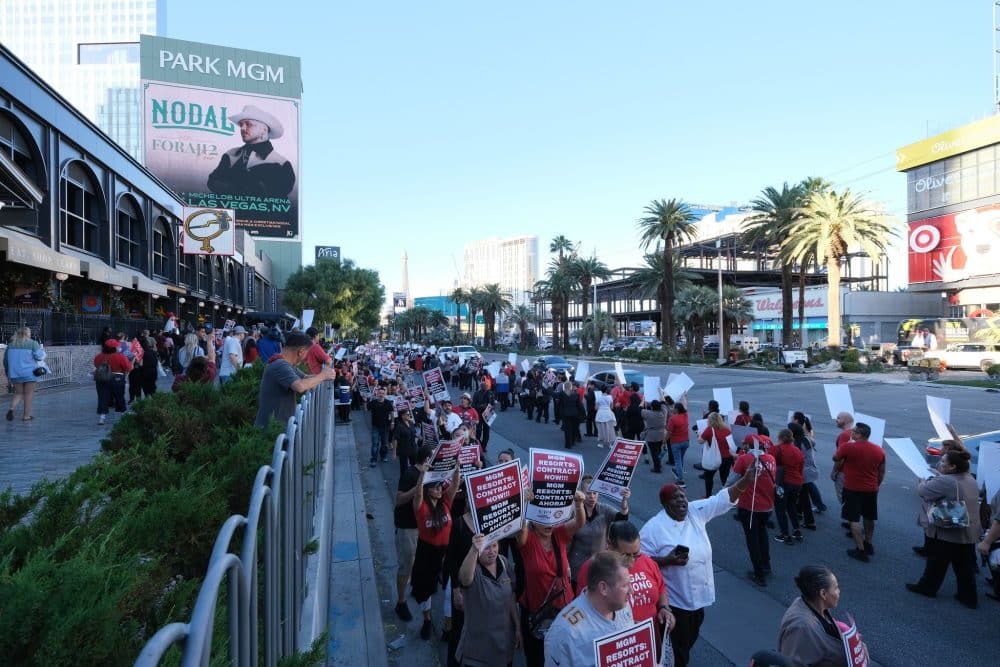 Casino workers in Detroit on the picket line