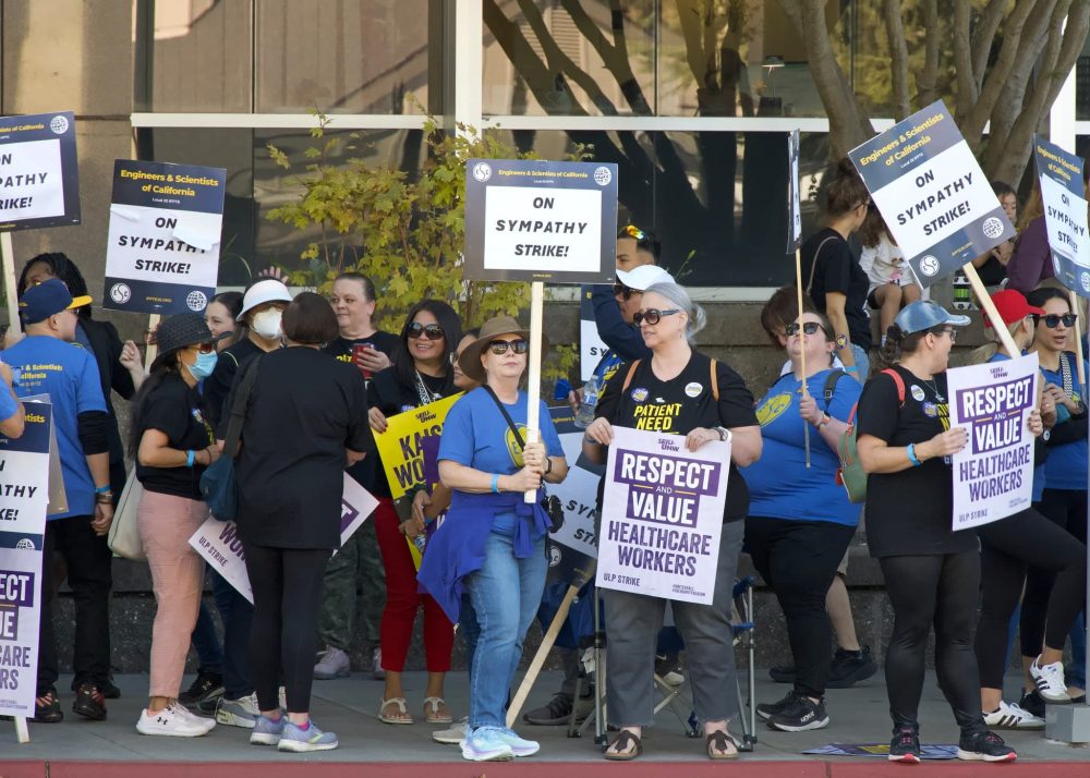Health Care workers protesting outside Kaiser Medical Center