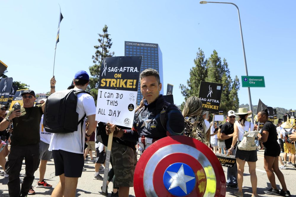 Strikers at SAG/AFTRA strike at the Universal Studios