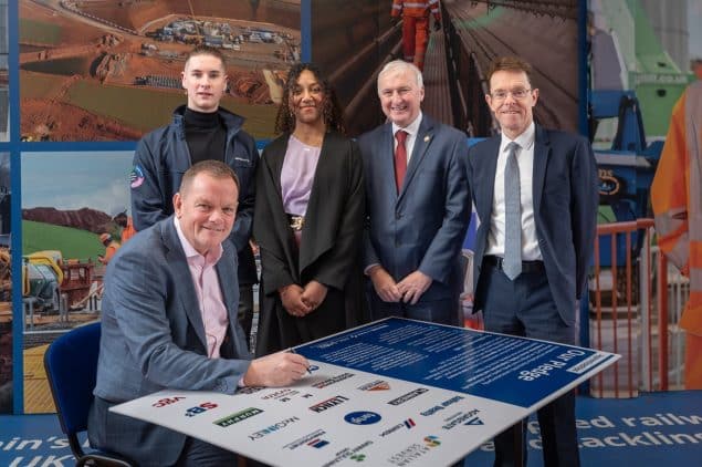 HS2 contractors sign the contract for new apprentices