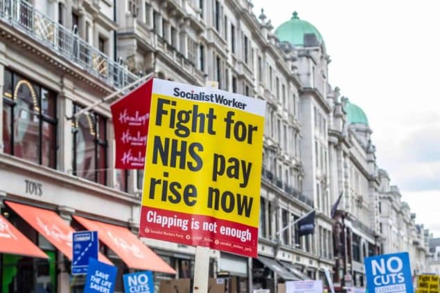 NHS strikes for pay rise